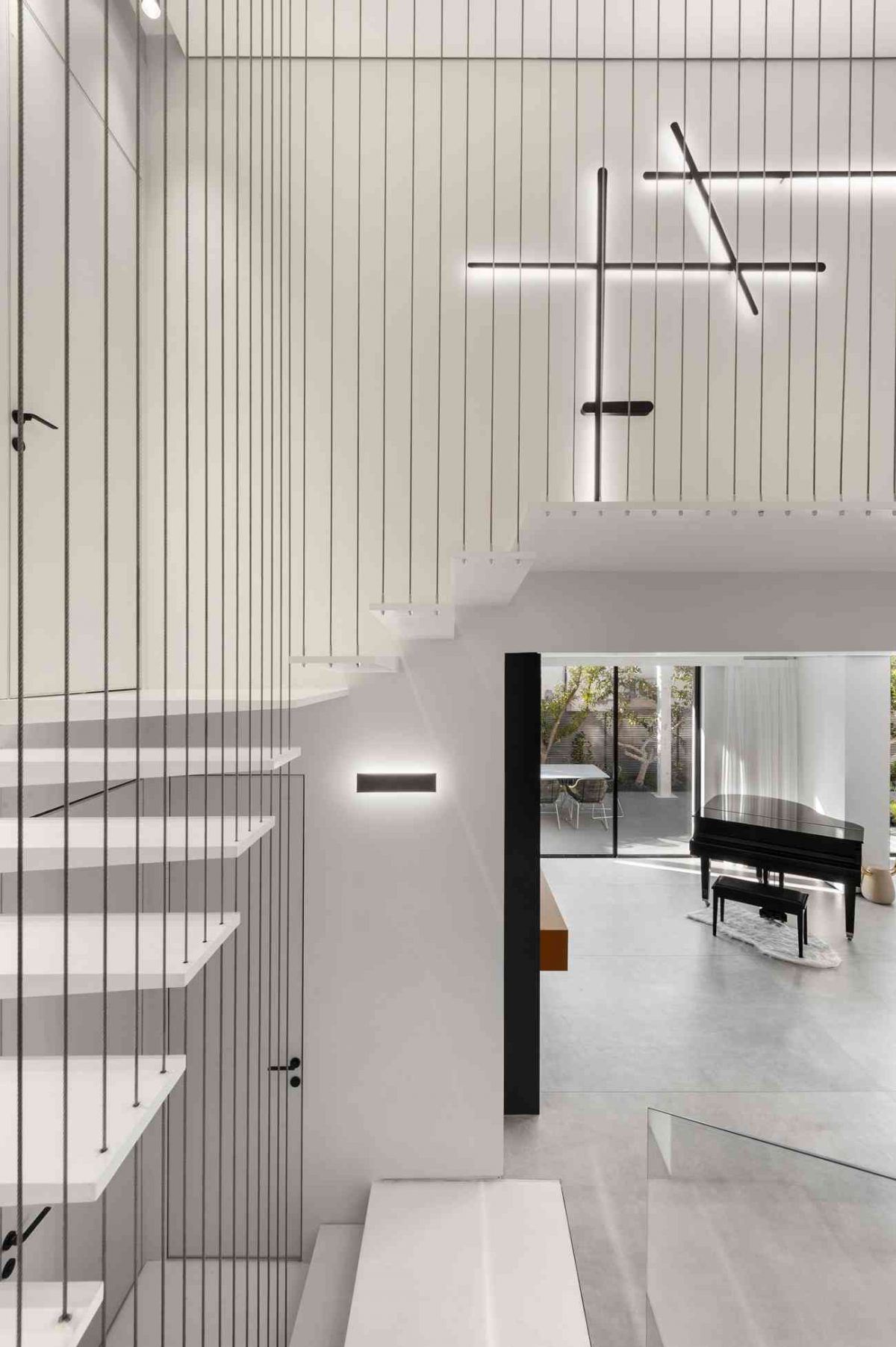 Simoene Architects Ltd – Central Israel תאורה על גרם המדרגות בעיצובו של קמחי דורי